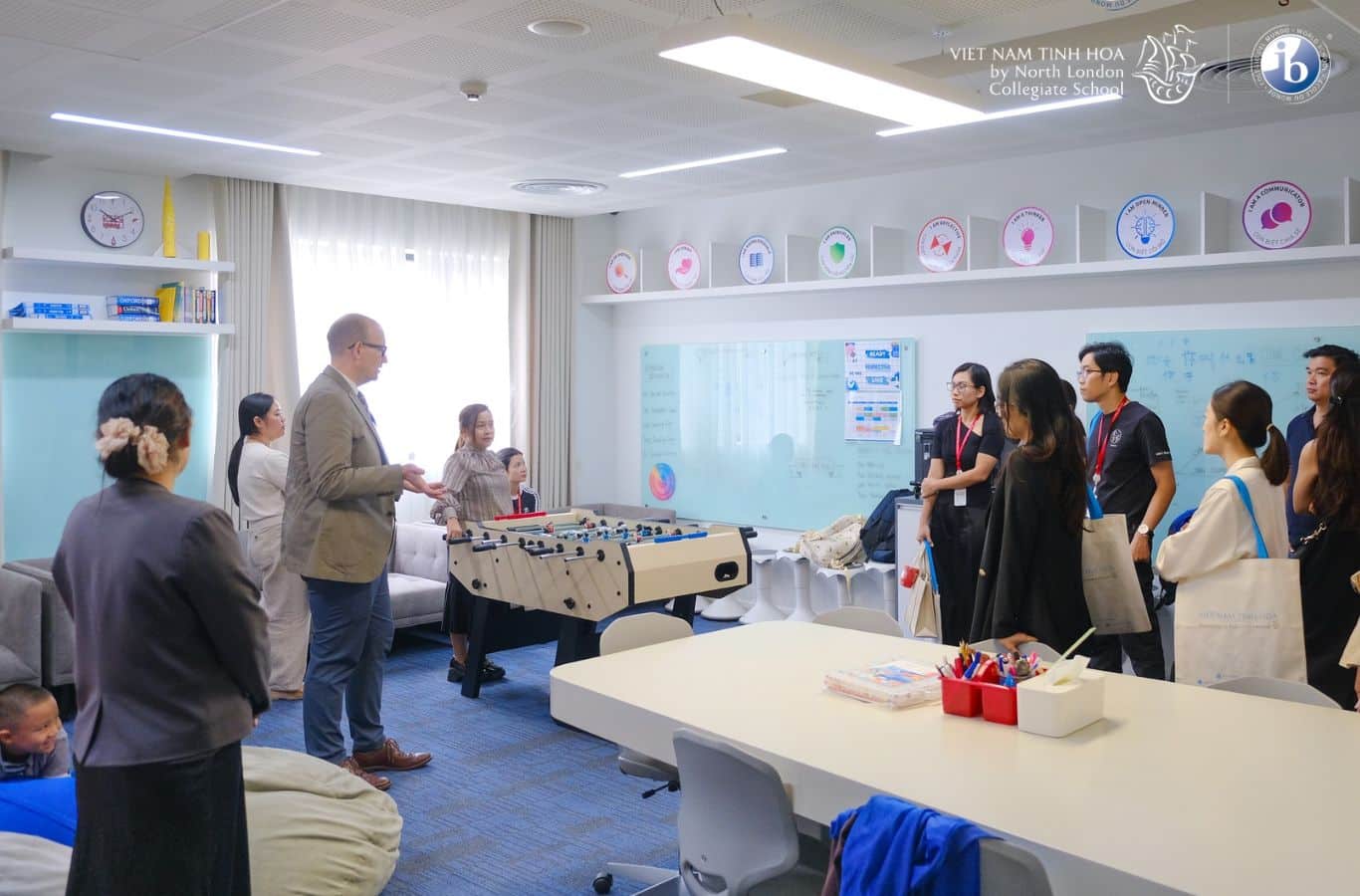 Tham quan trực tiếp là cách giúp ba mẹ có cái nhìn thực tế về môi trường giáo dục của trường