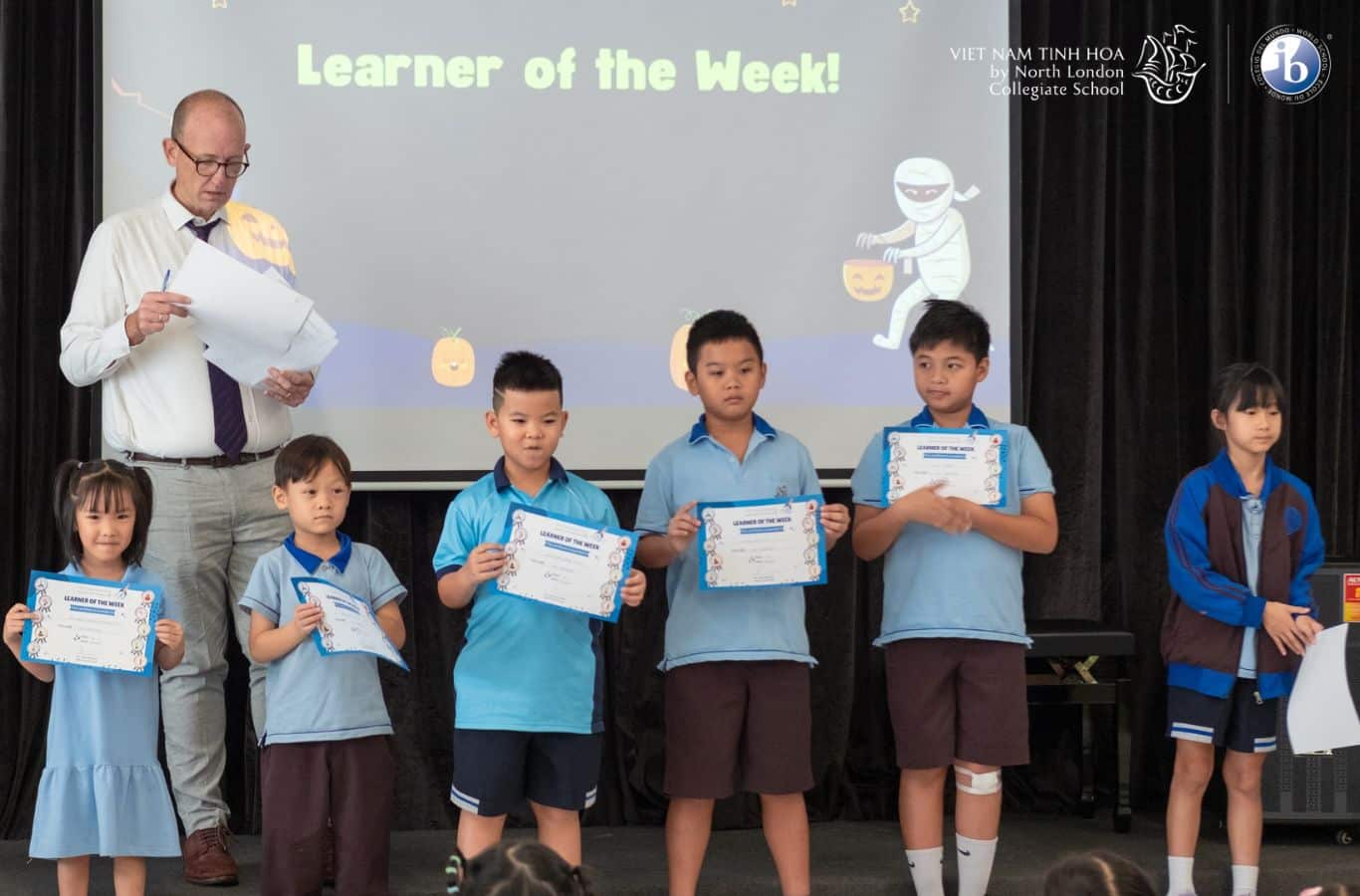 Việc lắng nghe con giúp trẻ tự tin hơn khi bày tỏ quan điểm và định hướng tương lai